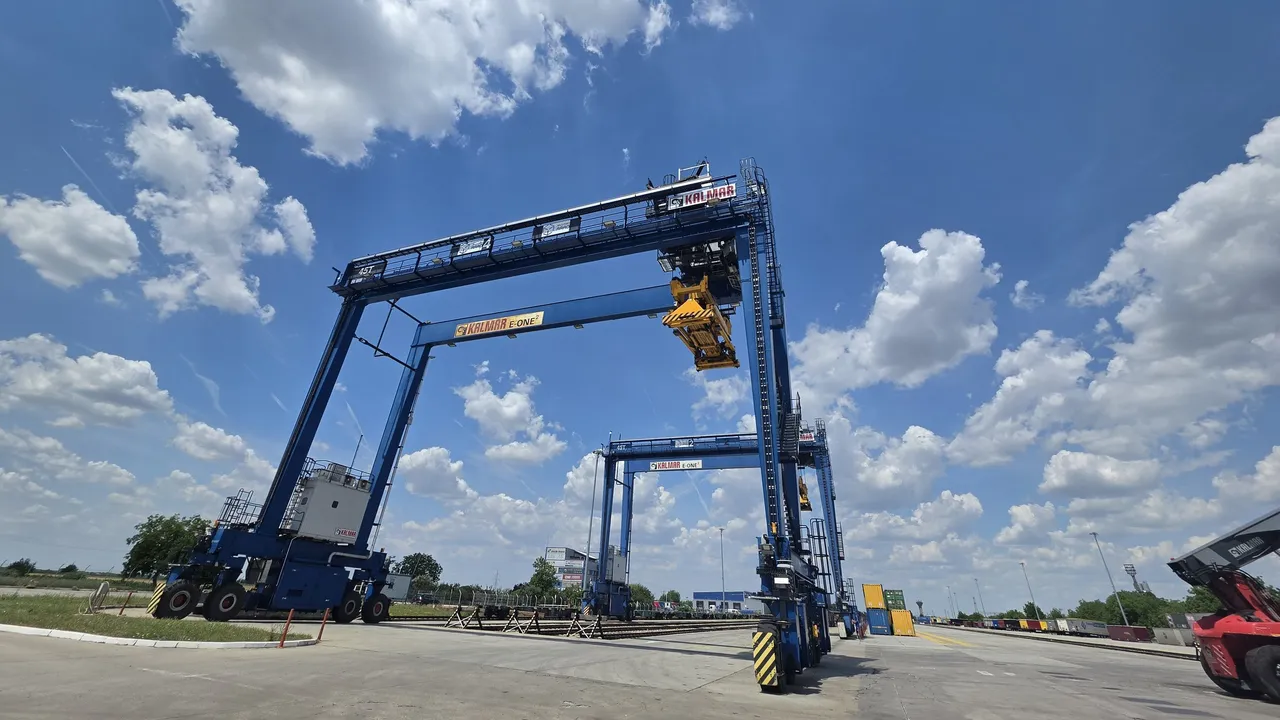 Gantry crane at the Arad terminal seen from below, with a second crane over the loading tracks behind it
