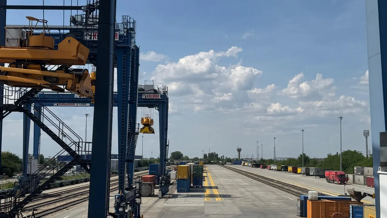 View across the handling area of the Arad terminal with driving lanes, parked semi-trailers and the rail side