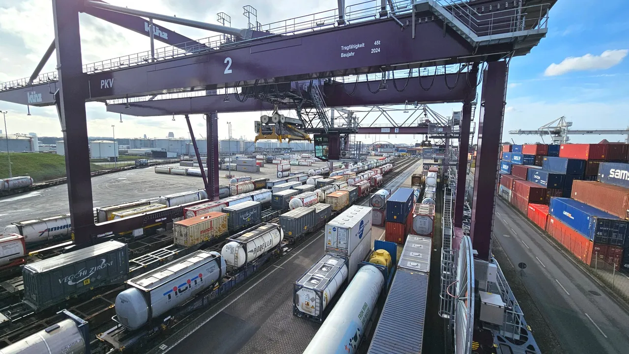Portalkran über den Verladegleisen des RailHub Duisburg mit Containern und Wechselbrücken