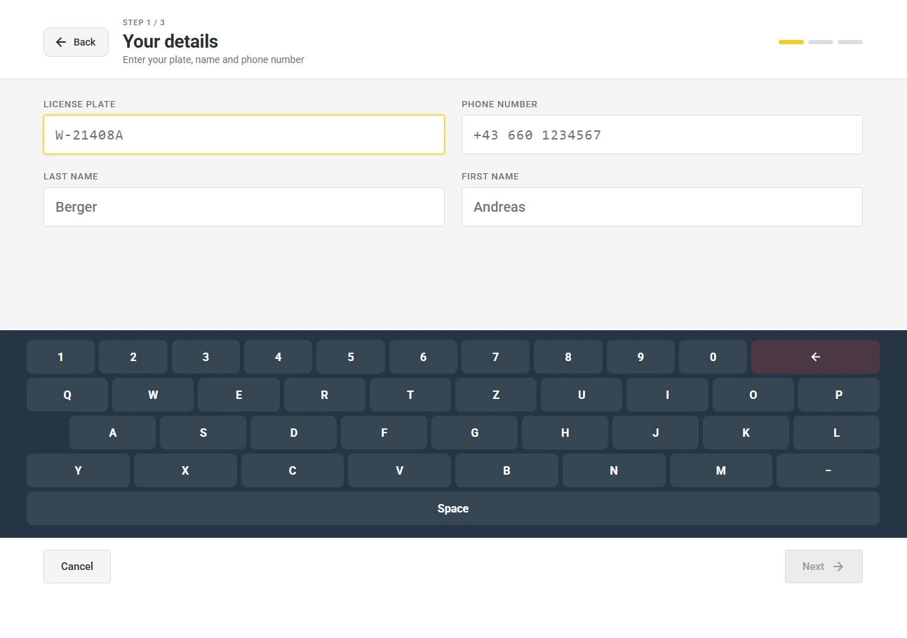 smartTOS self check-in, step 1 of 3: licence plate, name and phone number on the on-screen keyboard